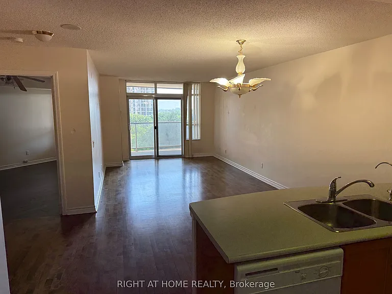35 Kingsbridge Garden Cir #601 — Photo 10