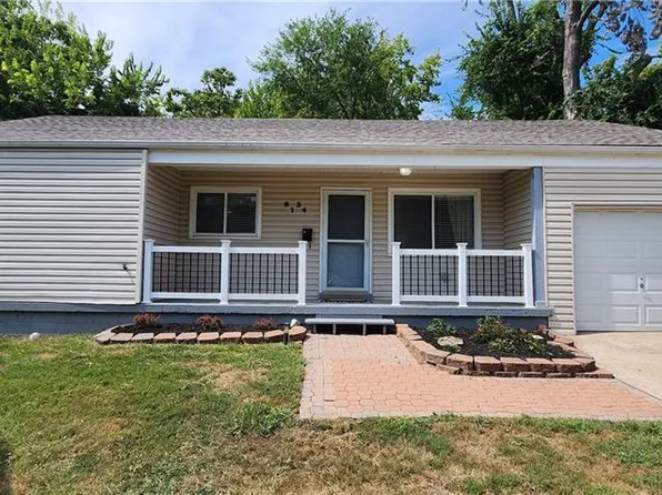 8134 Walmer Ln, Overland Park, KS 66204