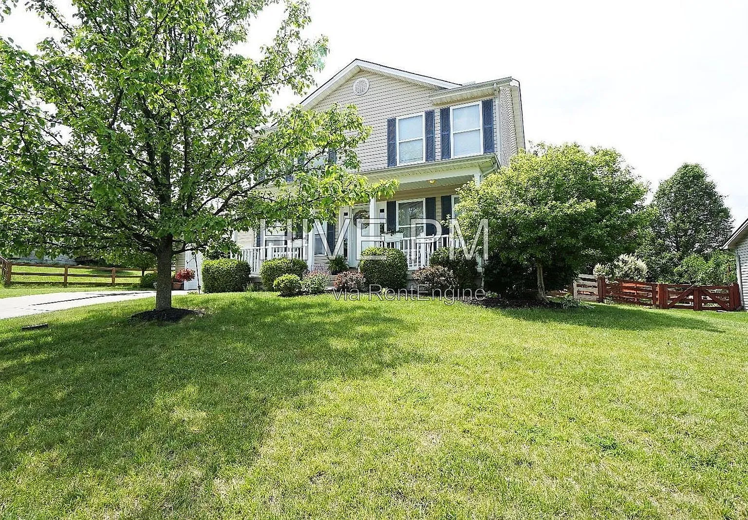 3 bed, 2.5 bath, 1895 sqft, $2,300 — Photo 1