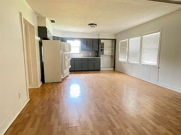 3rd image of 505 Comer St