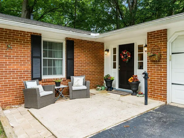 855 Singing Hills Ln, Columbus, OH 43235