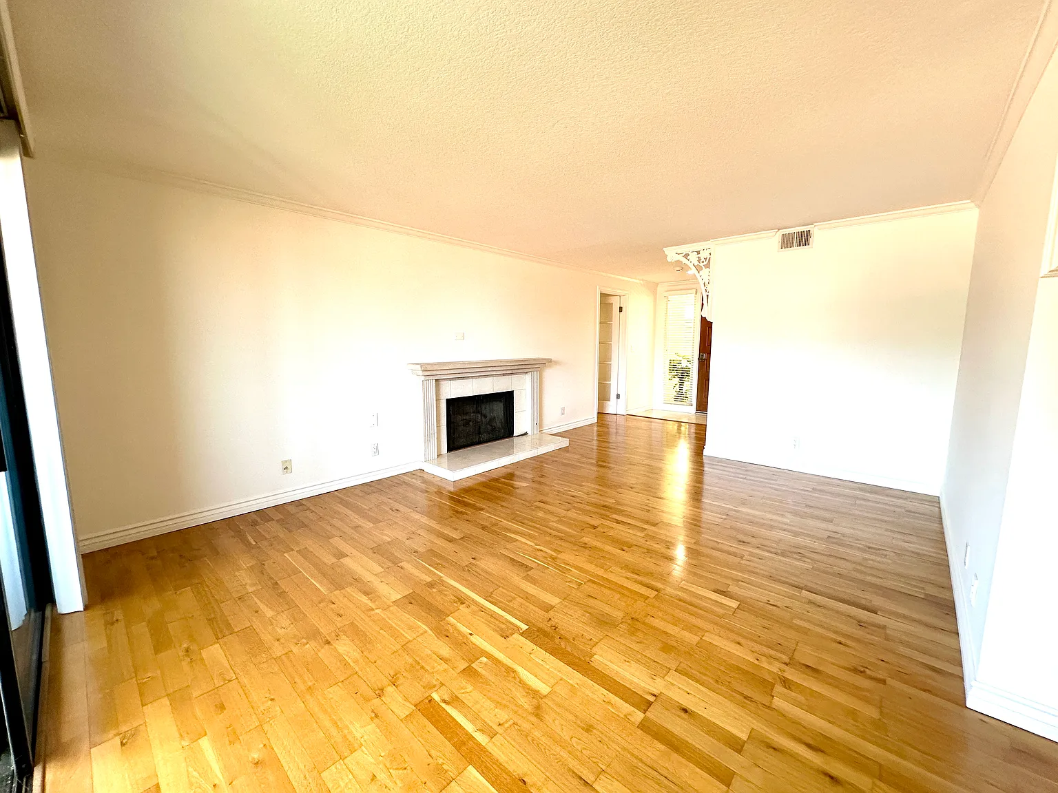 2 bed, 2.5 bath, 1710 sqft, $3,950 — Photo 3