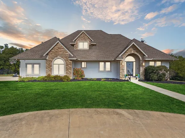 638 W Cedarville Rd, Freeport, IL 61032