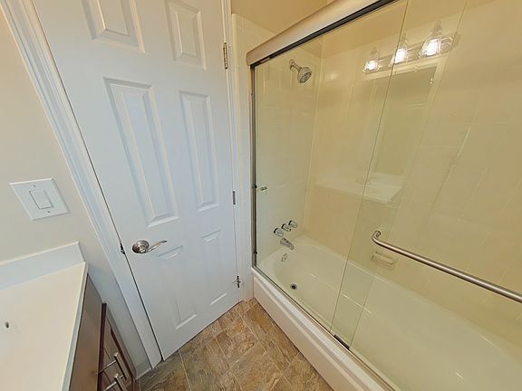 4th image of 423 Waverley St #427
