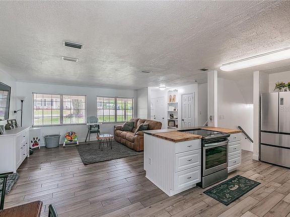 4th image of 1208 N Pine Lake Dr
