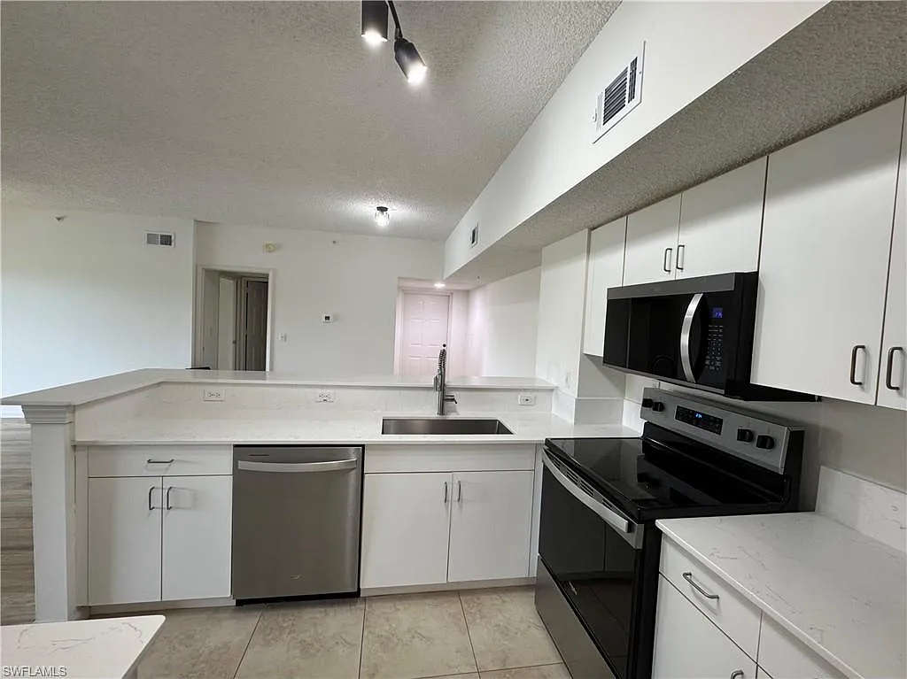 2 bed, 2.0 bath, 1037 sqft, $1,850 — Photo 2