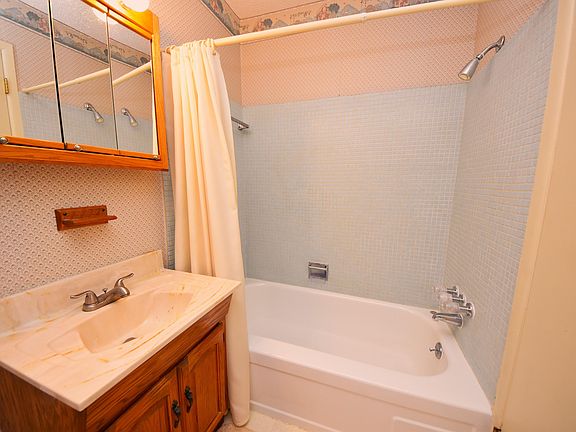 4th image of 31831 Grand River Ave Unit 15