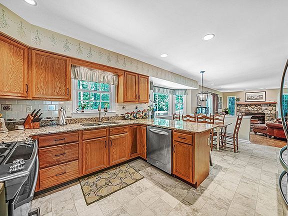 3rd image of 1087 Spencer Dr