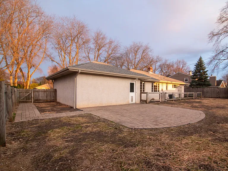 2861 Wellesley Dr — Photo 32