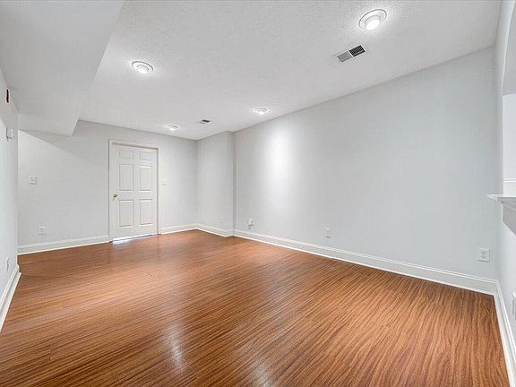 5th image of 121 Campbell Ave SW #3