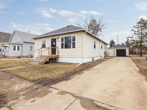 121 4th St N, Richardton, ND 58652