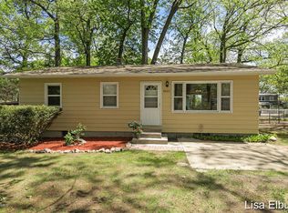 8023 Oak Ln NE, Cedar Springs, MI 49319