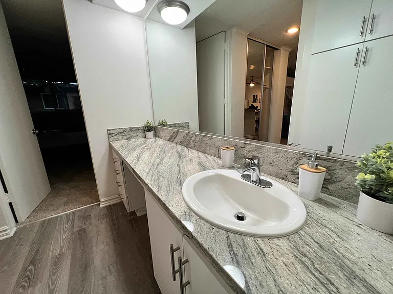 561 S Barrington Ave — Photo 32