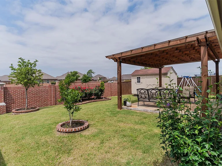 562 Jamestown Ln — Photo 19