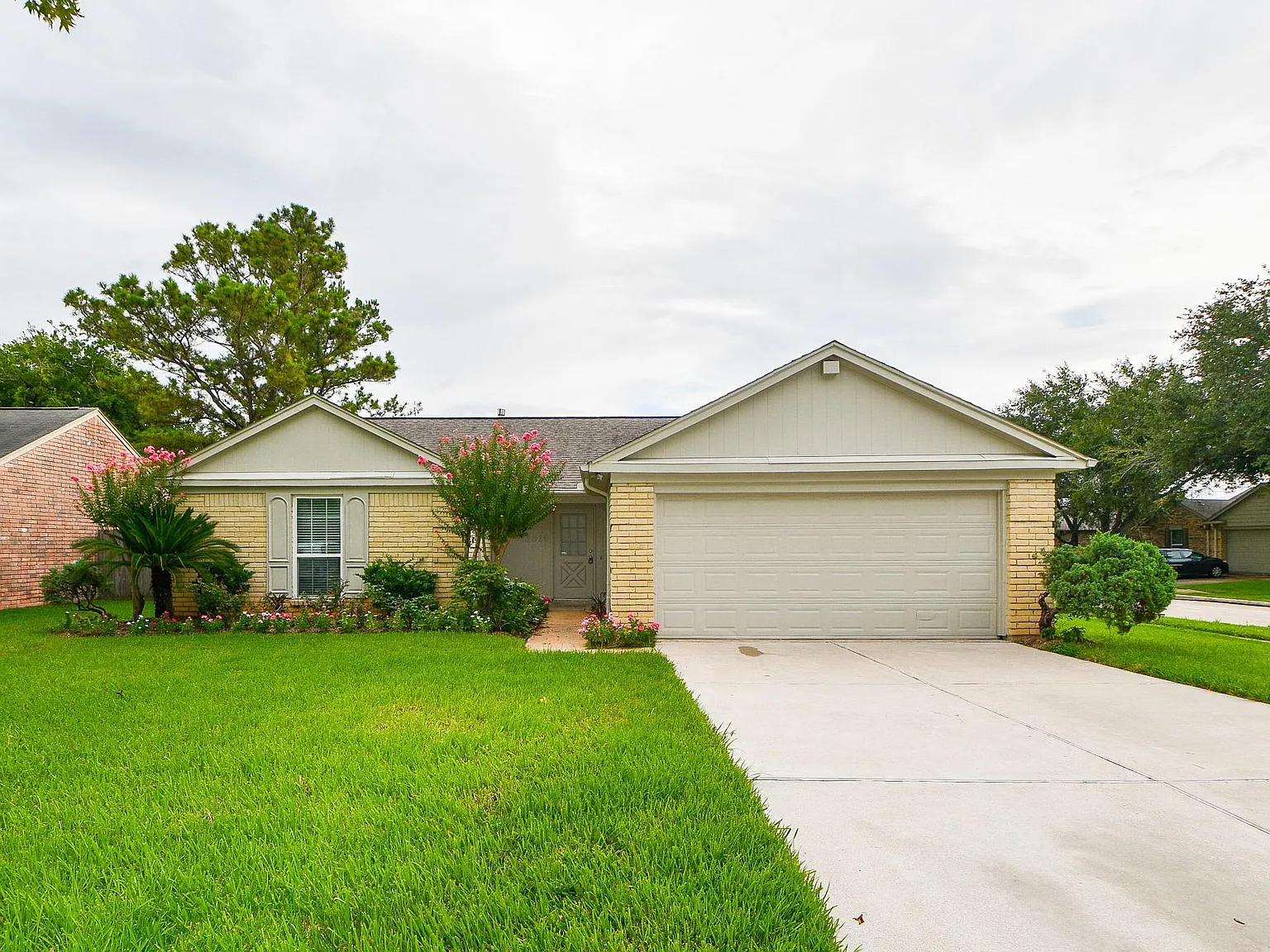 3 bed, 2.0 bath, 1742 sqft, $2,200 — Photo 2