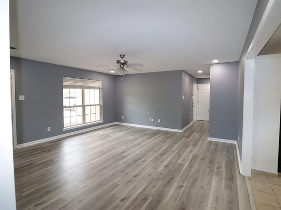 3rd image of 207 W Valentine Rd