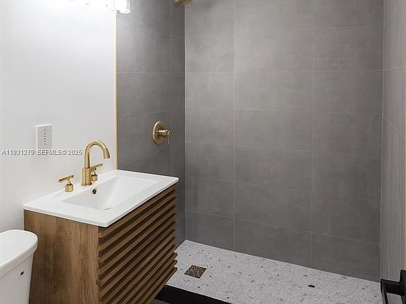 5th image of 141 W 31st St