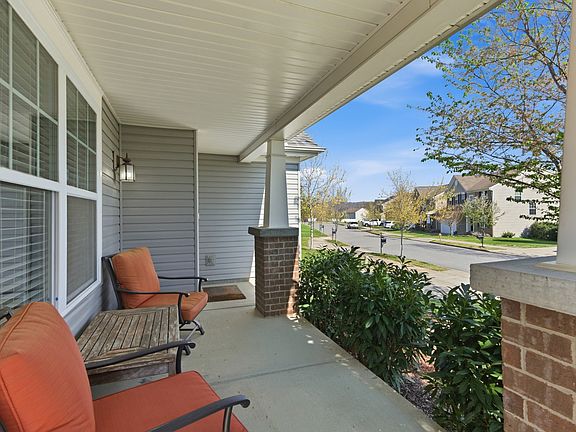 3rd image of 736 Gloucester Ln