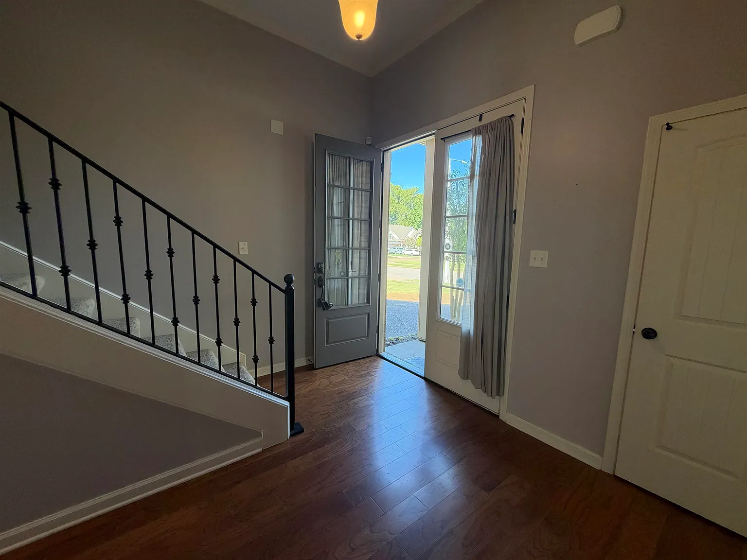 5 bed, 3.0 bath, 2854 sqft, $3,000 — Photo 2