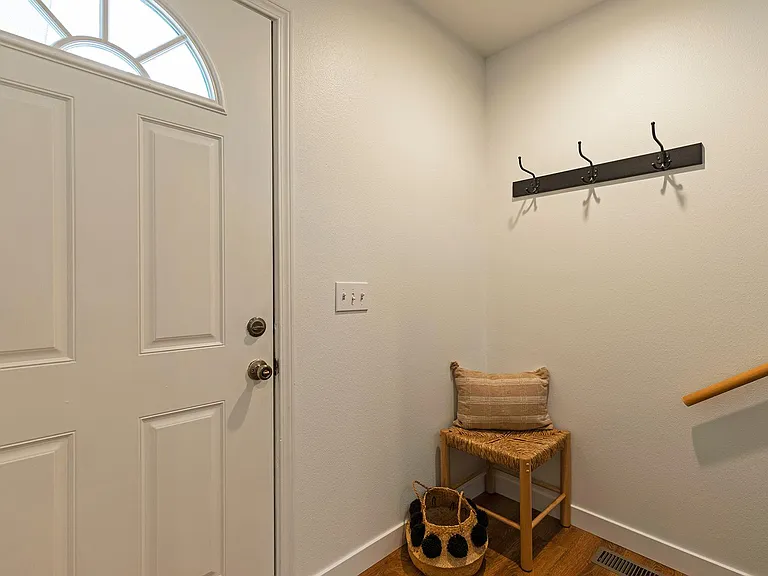 909 Defoe St #B — Photo 12