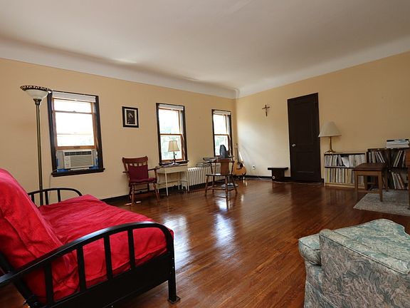 2nd image of 61 Winifred St W APT 1