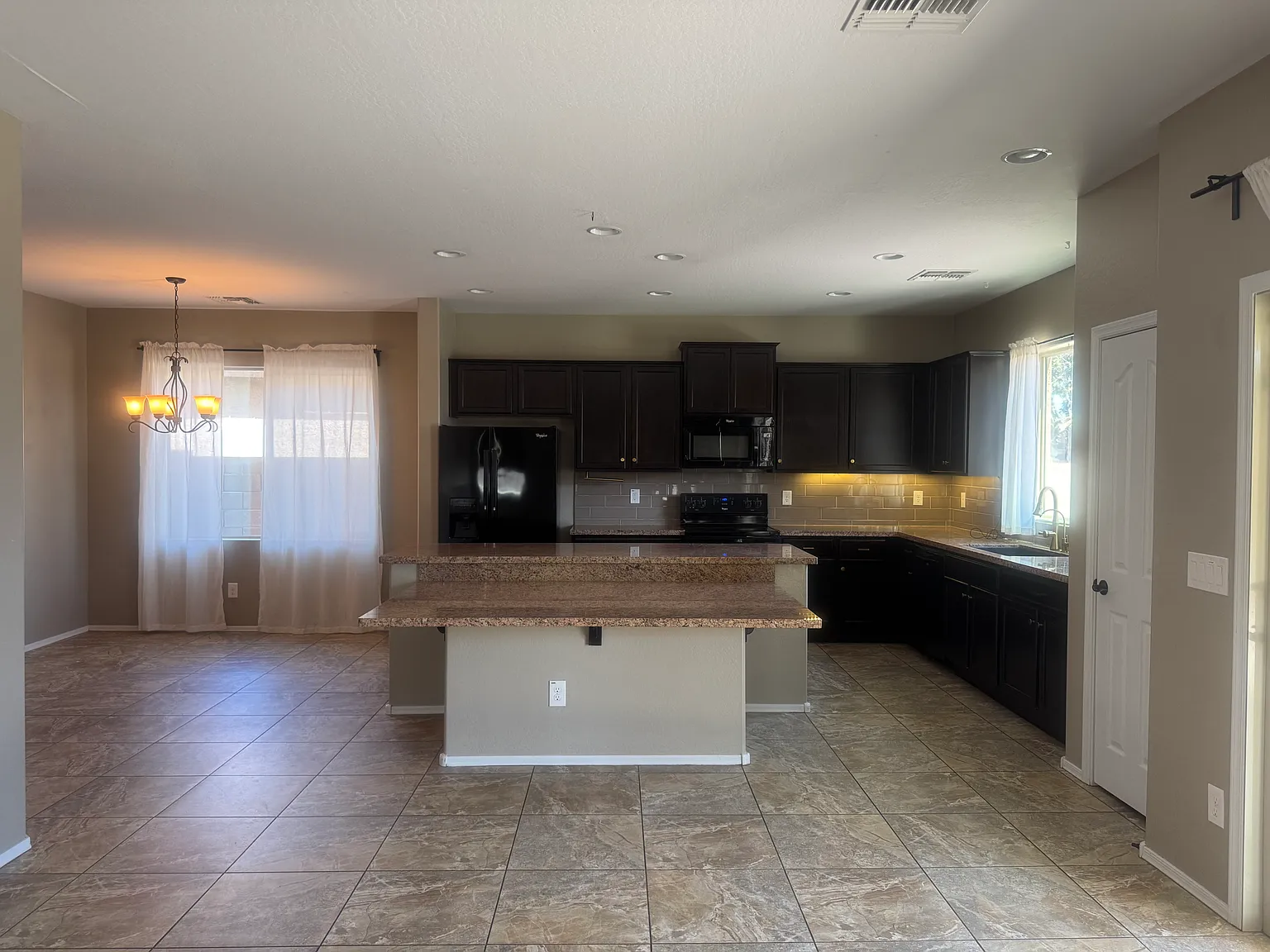 3 bed, 2097 sqft, $2,795 — Photo 3