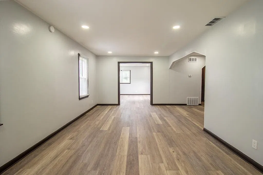 18342 Wildwood Ave — Photo 2