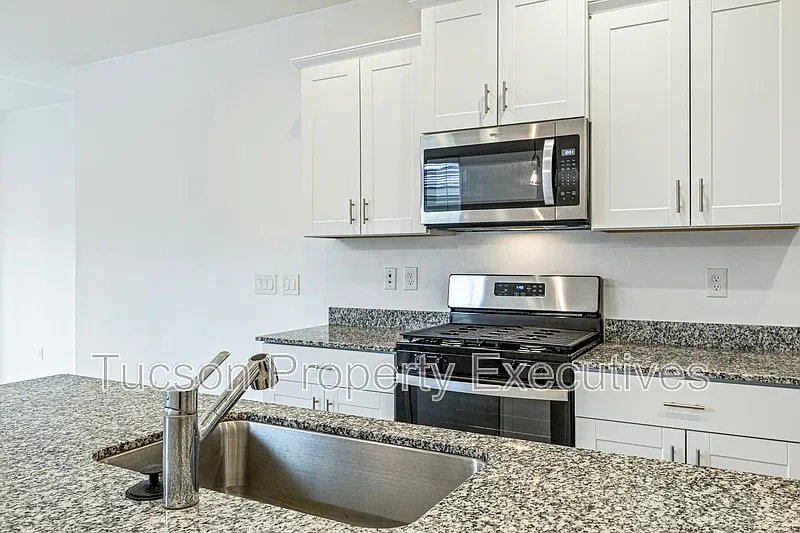3 bed, 2.0 bath, 1327 sqft, $2,100 — Photo 3