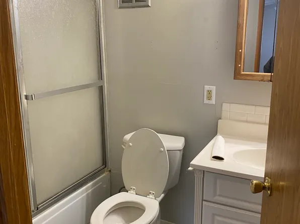 825 E Broadway St APT B6, Bradley, IL 60915