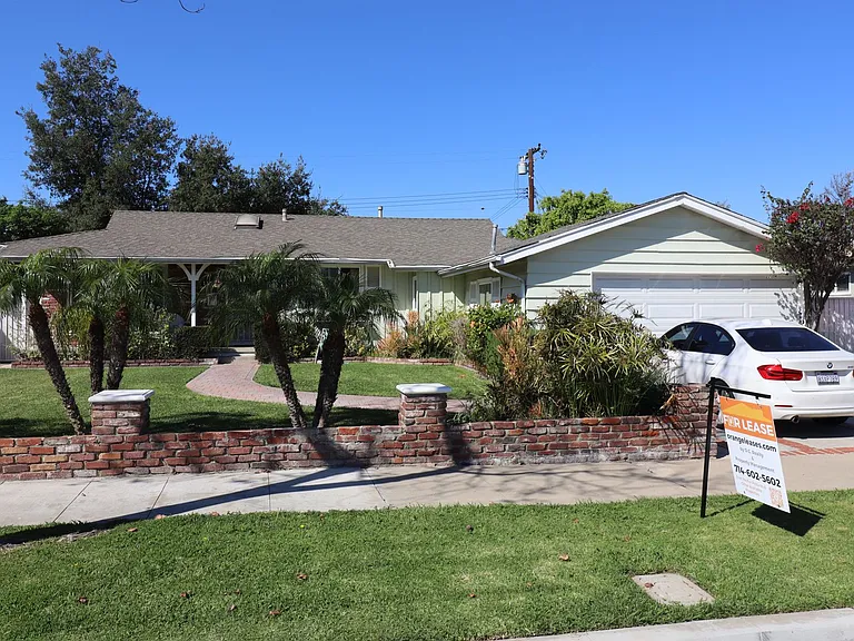 1054 N Grand St — Photo 2