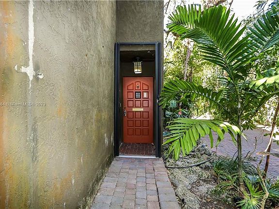 3rd image of 3138 Mary St #3138