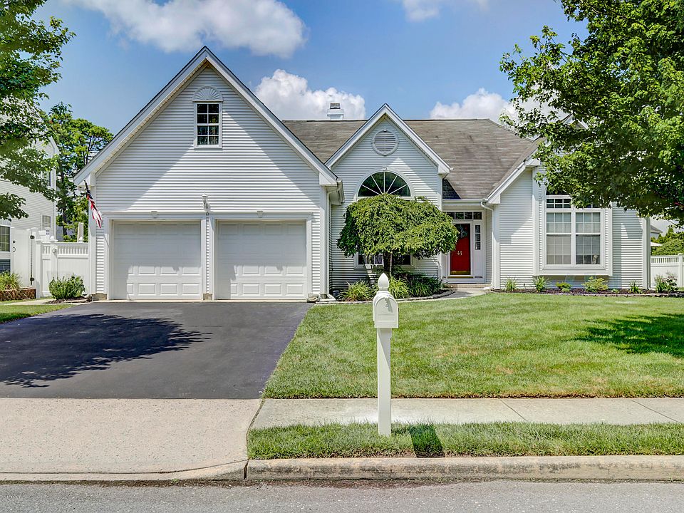 1st image of 44 Crown Cir