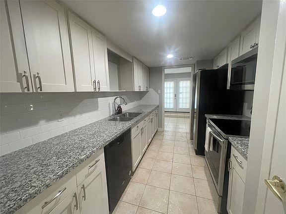 5th image of 1029 Country Place Dr