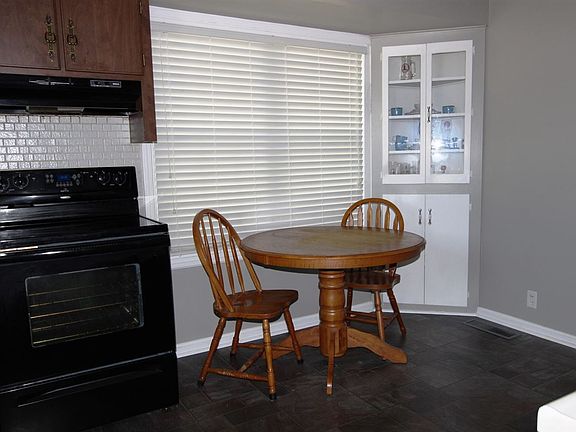 5th image of 608 Stanley Ave