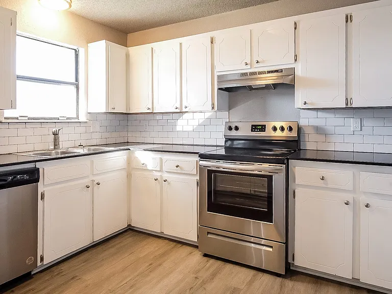 877811_019_kitchen_13276050.jpg
