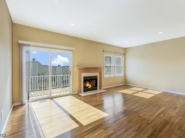 370 Summerhill Dr, Morris Plains, NJ 07950