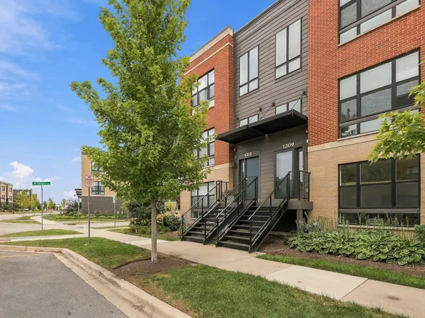 1209 Lakepointe Dr, Schaumburg, IL 60173