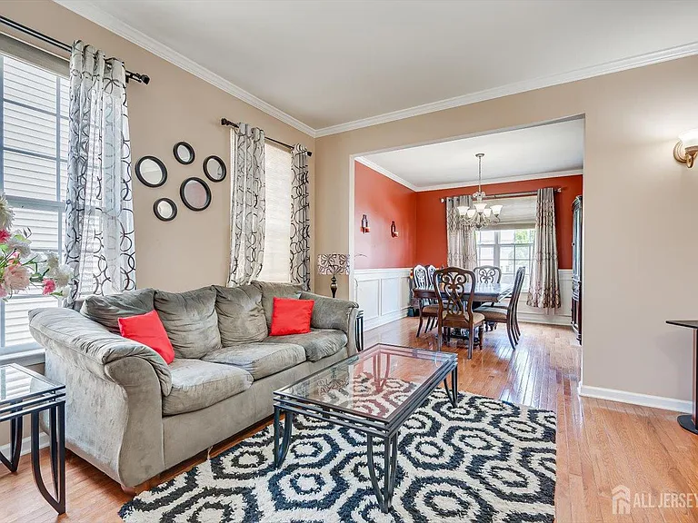 300 Morning Glory Dr — Photo 2