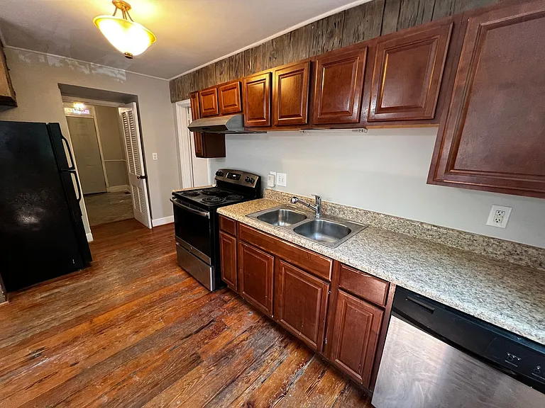 1022 Henderson St — Photo 9