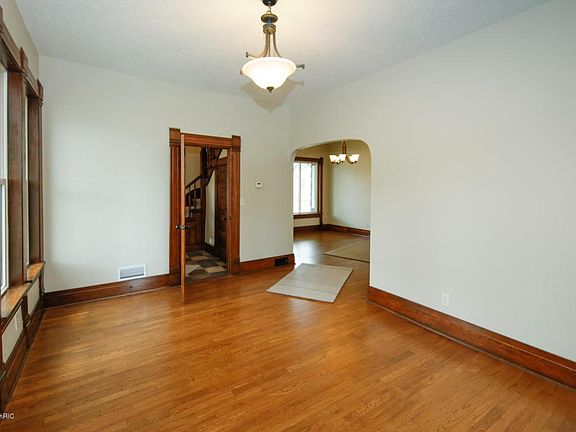 400 E West St-104