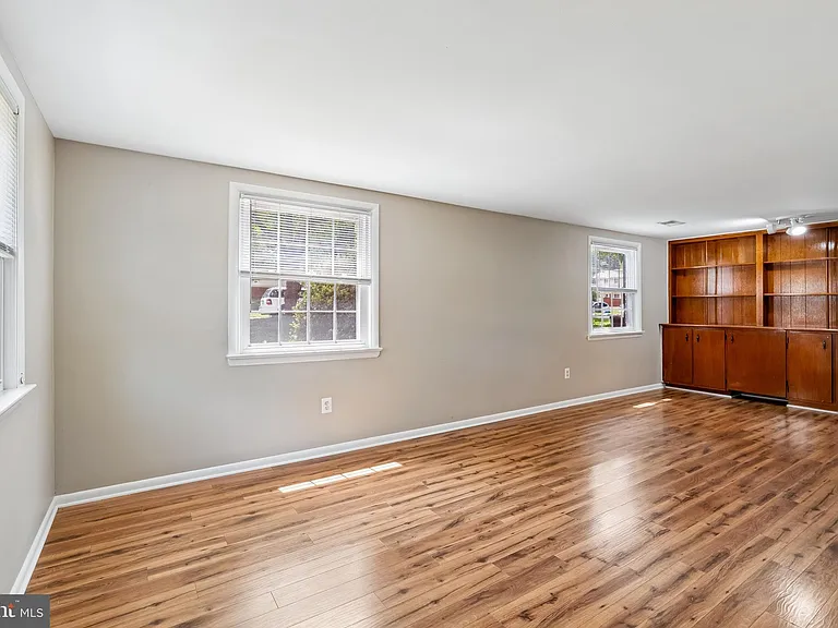 1103 Playford Ln — Photo 18