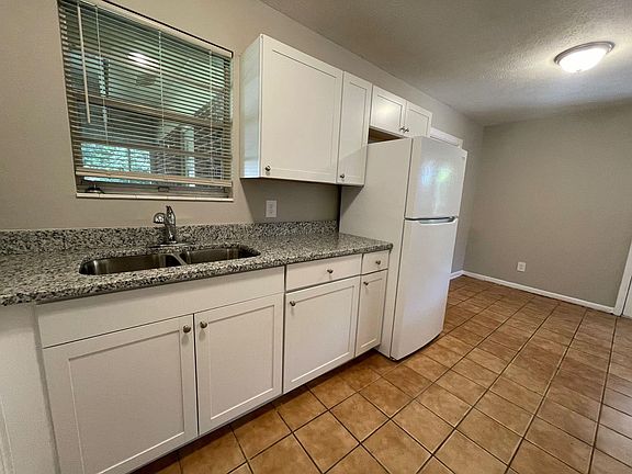 4th image of 804 Windward Ln