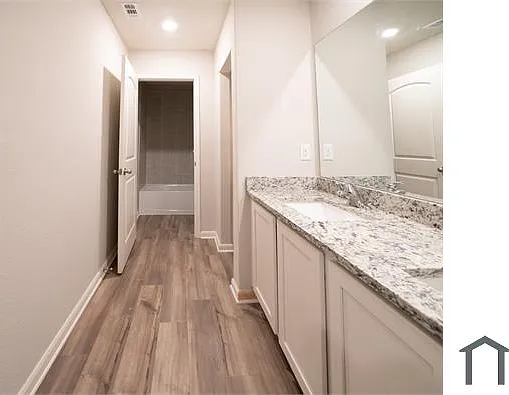 5 bed, 2700 sqft, $3,200 — Photo 3