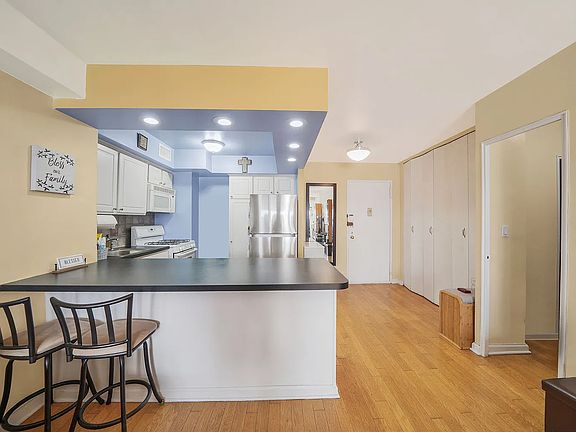 4th image of 5900 Arlington Ave APT 22N