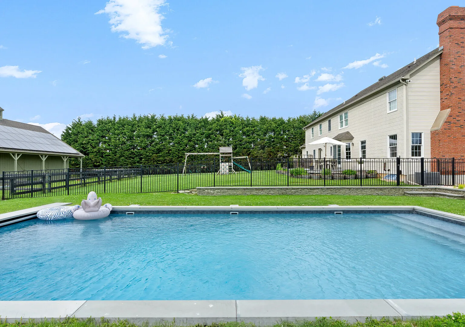 Expansive North Fork Estate on almost 3 Acres, Close to Vineyards — Photo 2