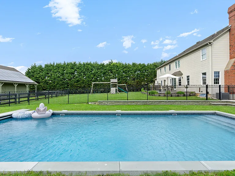 425 Jacobs Ln — Photo 2