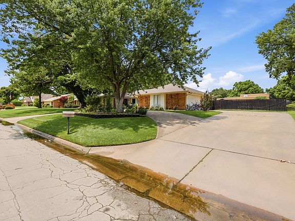 4th image of 2702 Edgewood Dr