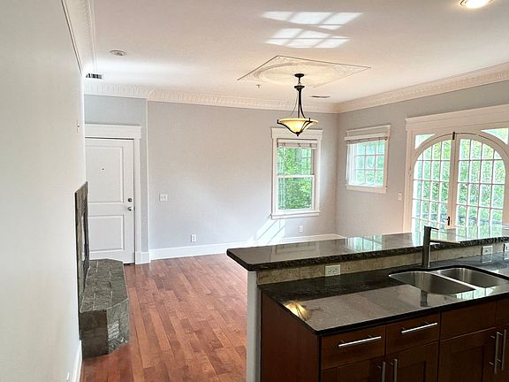 5th image of 360 E 1st Ave APT 4