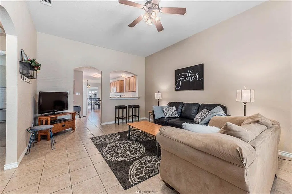 3 bed, 1323 sqft, $2,000 — Photo 2