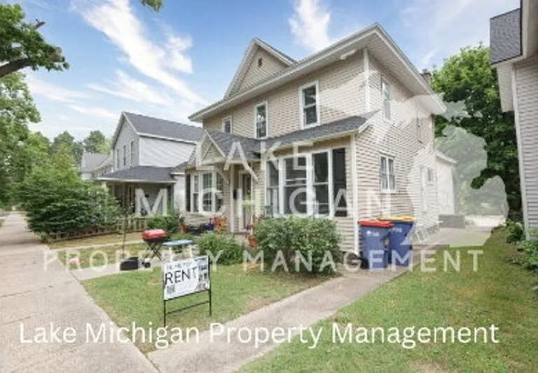 636 Livingston Ave NE #1 — Photo 1